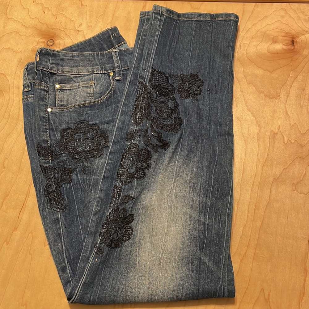CHICO’S OFF THE RACK WOMENS SOFT TOUCH EMBROIDERED BLACK FLOWERS ON RIGHT HIP